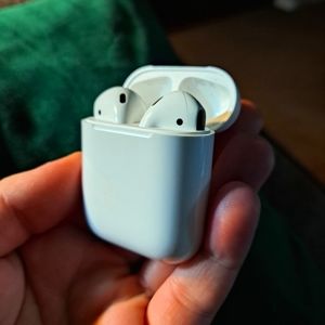 Apple Airpods Gen2 with wired charging case + charging chord